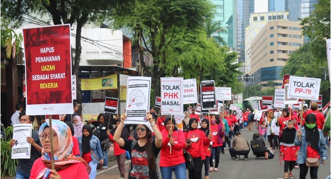 Ribuan Buruh <i>Long March</i> Menuju Grahadi